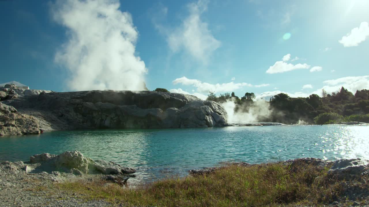 화창한 날 화카레와레와 간헐천이 있는 지열 계곡 테 푸이아