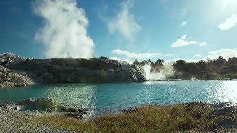 Valle-Geotérmico-Te-Puia-Con-Piscina-De-Géiseres-En-Un-Día-Soleado,-Whakarewarewa