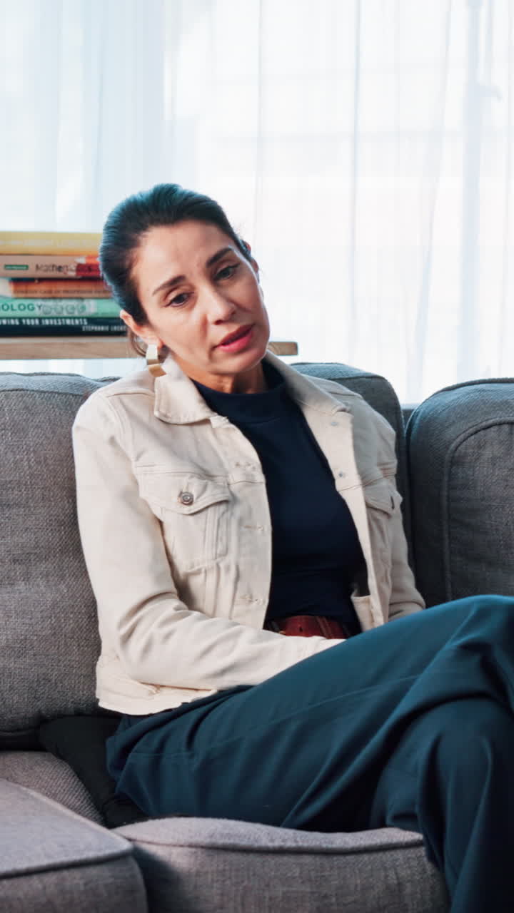 Mujer sentada en un sofá en el interior