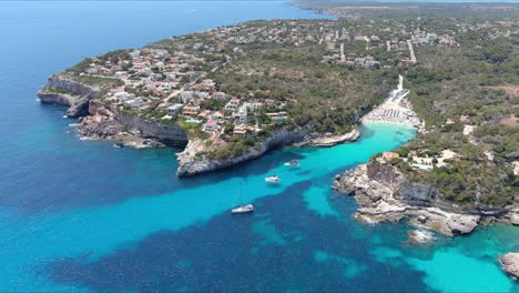 Mallorca:-Vista-Aérea-De-La-Ciudad-Turística-De-Cala-Liombards-En-La-Isla-De-Mallorca,-España,-Europa-|-Barcos-En-Primera-Linea-De-Playa