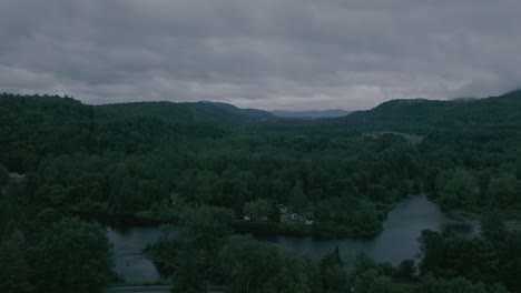 Drohne-Fliegt-Durch-Eine-Wunderschöne-Neblige-Berglandschaft,-Tal-Mit-Sonnenuntergang-über-Einem-Fluss