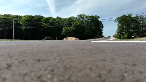 carretera recién pavimentada vista desde el suelo