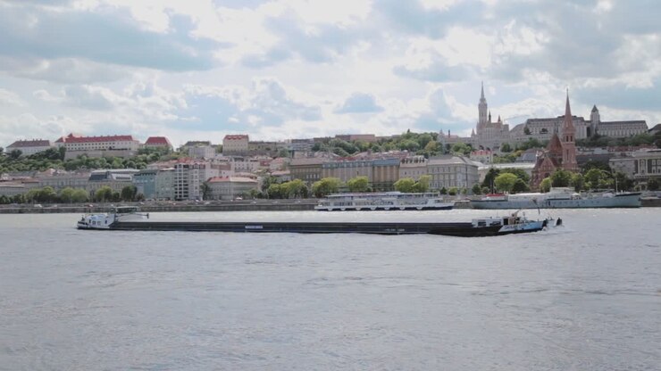 Filmato di un follower da una chiatta in movimento sul fiume Danubio a Budapest.