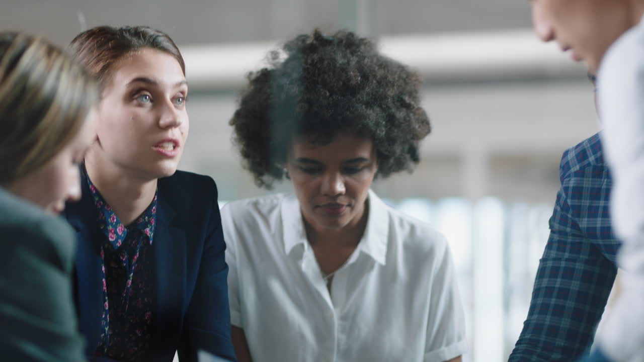 joven equipo de negocios reunión brainstorming ideas colegas trabajando juntos planeando estrategia de éxito disfrutando del trabajo en equipo en la oficina 4k