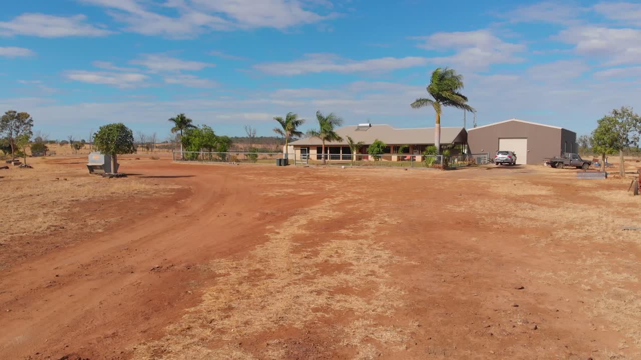 Fattoria nell'outback con bovini a Emerald, Queensland, Australia