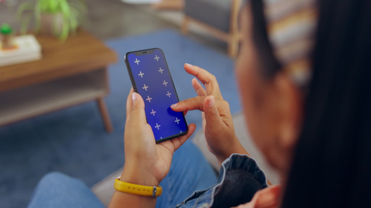 mujer, manos y teléfono con seguimiento de pantalla verde