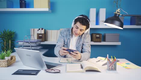 cuando el joven que se perdió en el juego por teléfono pierde, arroja el teléfono en enojo.