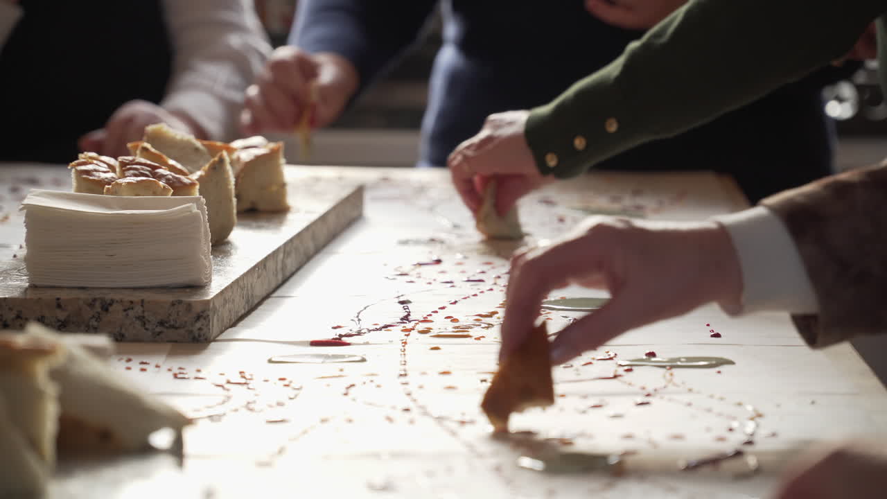 식탁에서 과 소스를 먹는 레스토랑, 4k