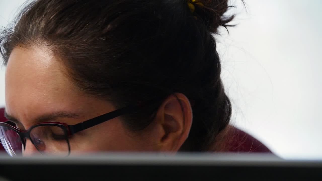 mujer trabajando en una computadora