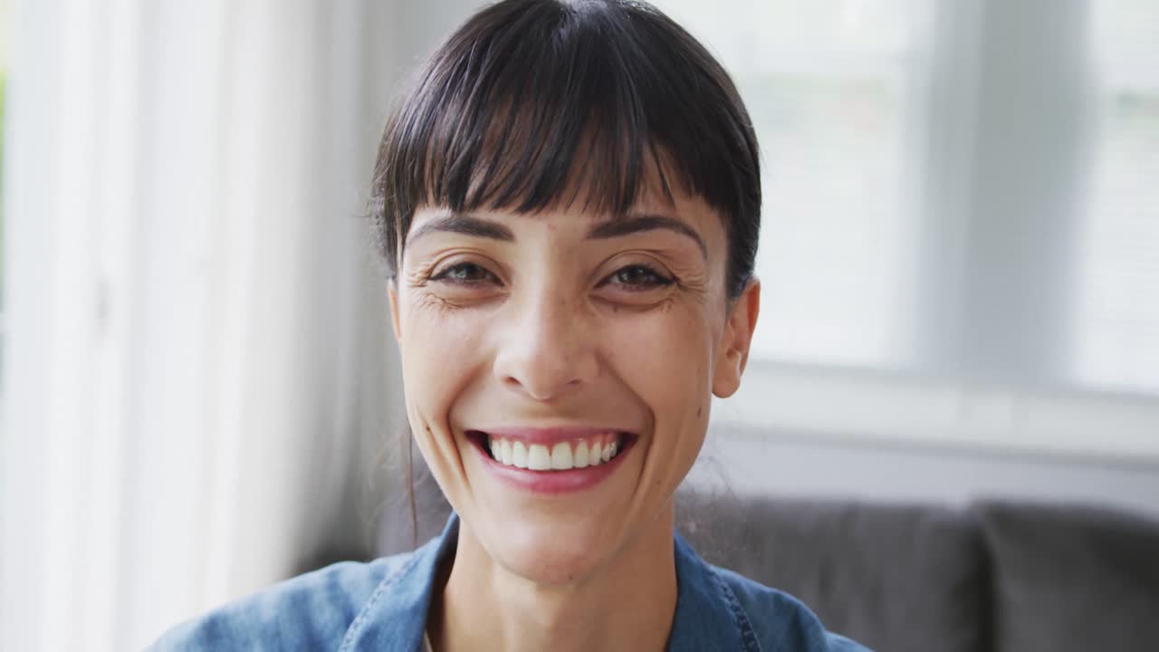 retrato de una mujer caucásica feliz con chaqueta en la sala de estar