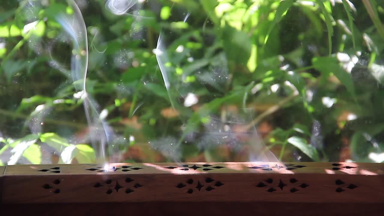 녹지 1이 있는 나무 향로에서 향 연기가 휘어집니다.