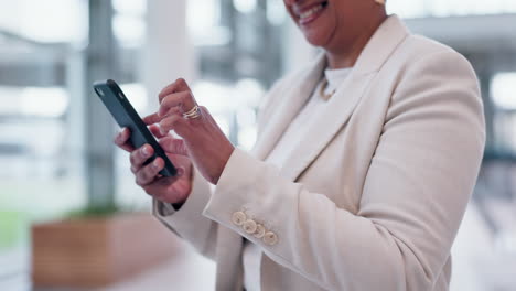 Phone,-hands-or-businesswoman-laughing-in-office