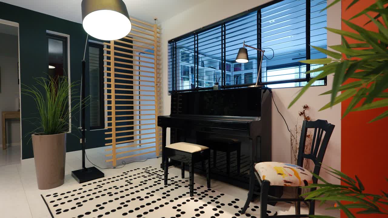 프랑스 의 한 빌라 에 전시 되어 있는 아기 그랜드 피아노 의 느리게 드러나는