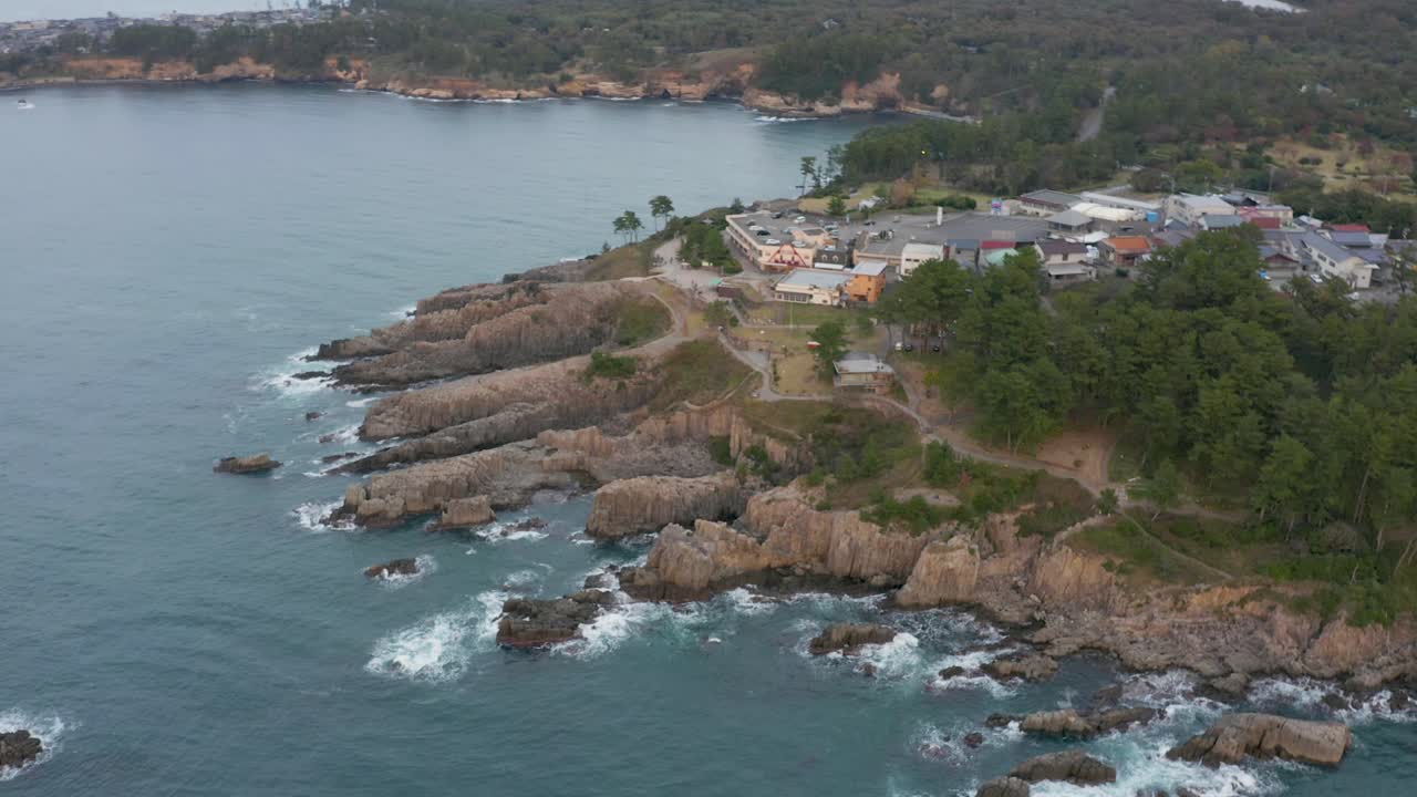 vista aérea de los acantilados de tojinbo de la costa de echizen kaga kaigan, fukui, japón