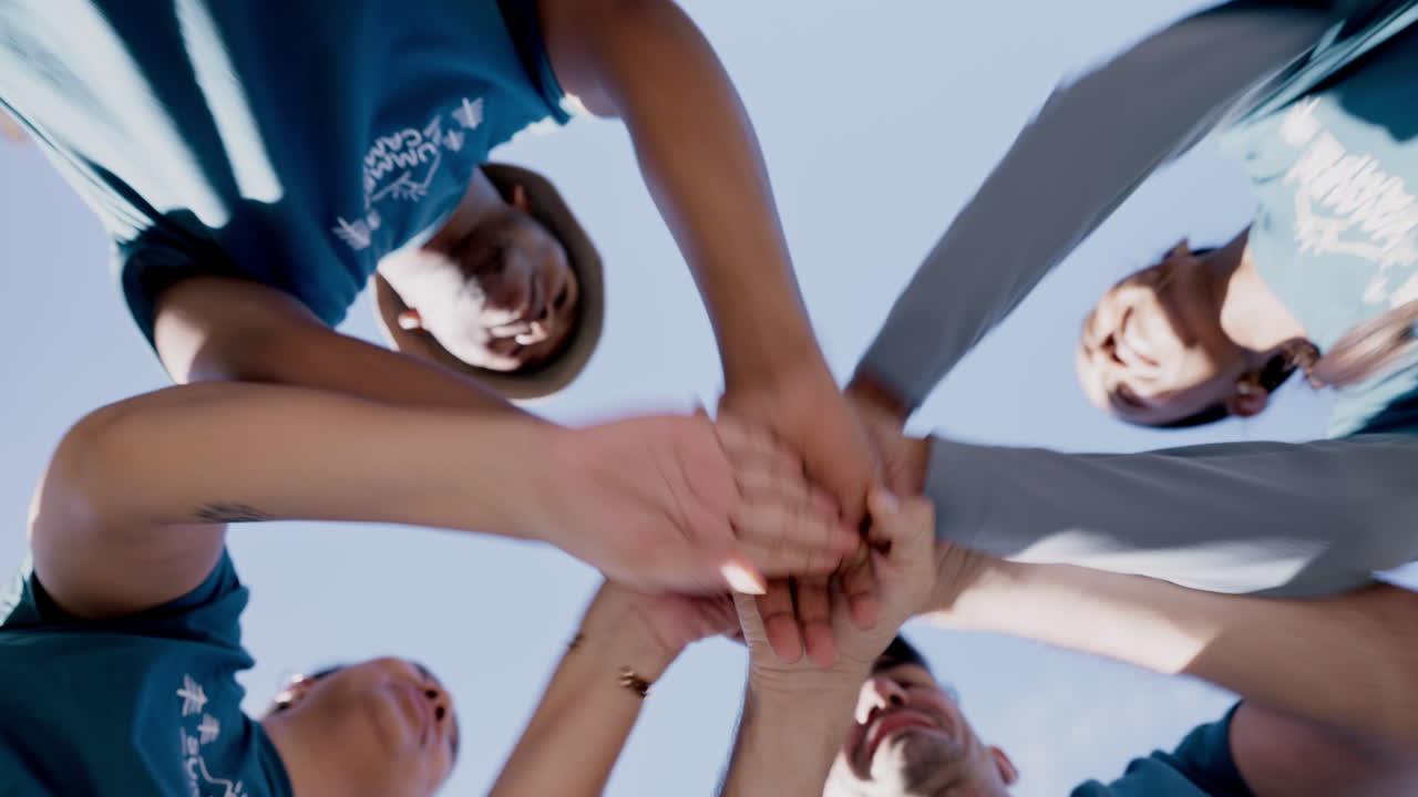 아래, 여름과 동기 부여를 위해 손을 쌓았습니다.