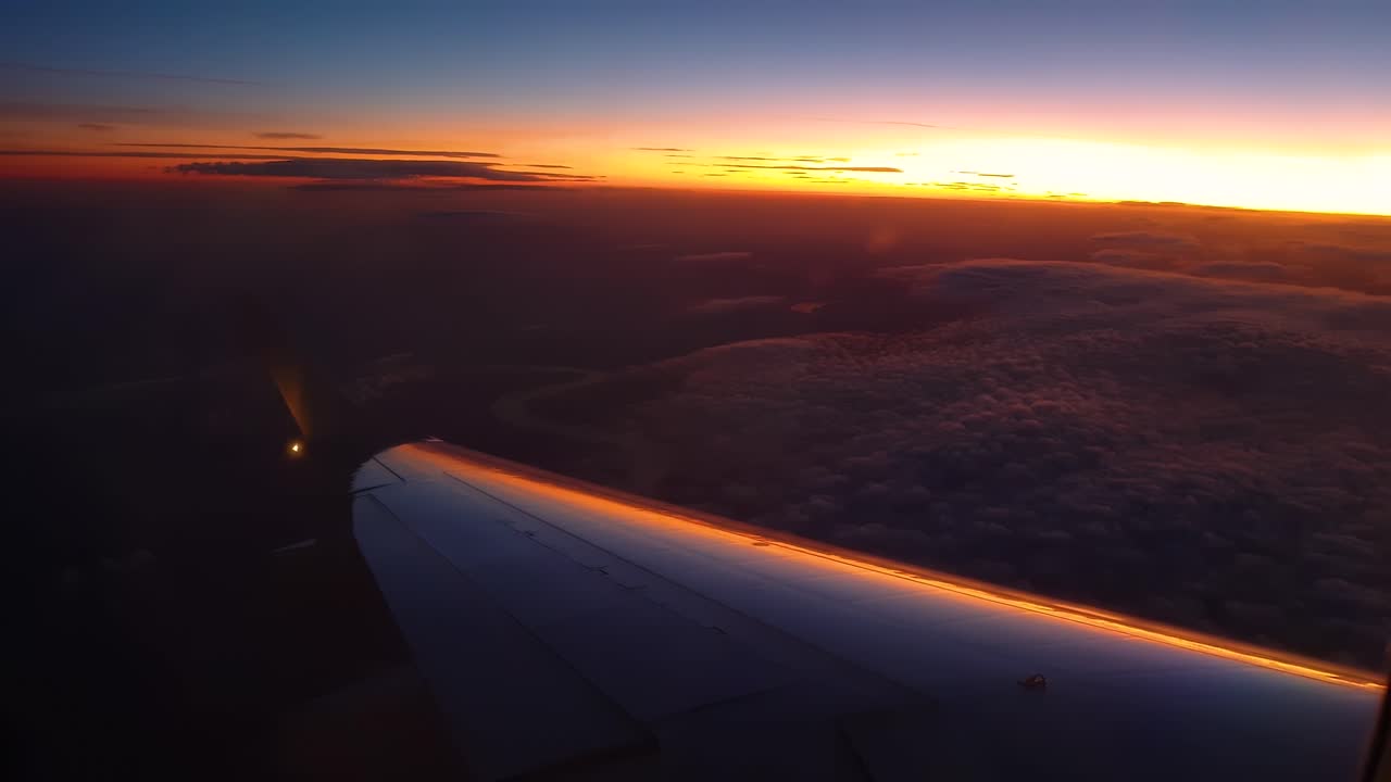 avión girando a la izquierda sobre el río y las nubes, increíble vista del atardecer