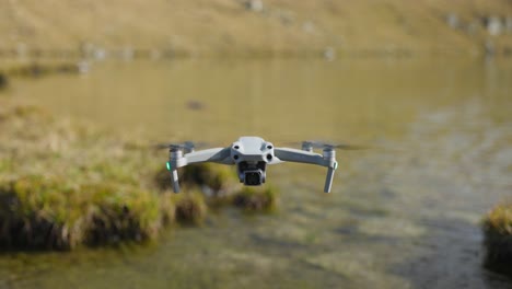 Fliegende-Dji-Air-2s-Professionelle-Drohne-In-Der-Luft-Schwebend