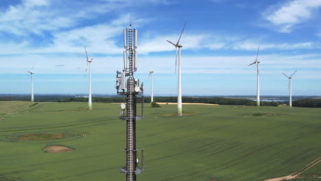un mástil de radio 5g se encuentra en medio de la naturaleza verde