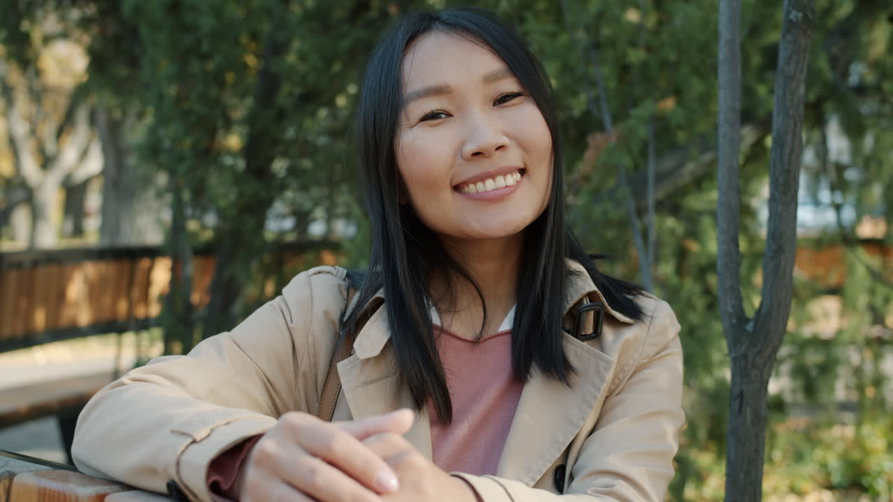 공원에서 웃는 여자