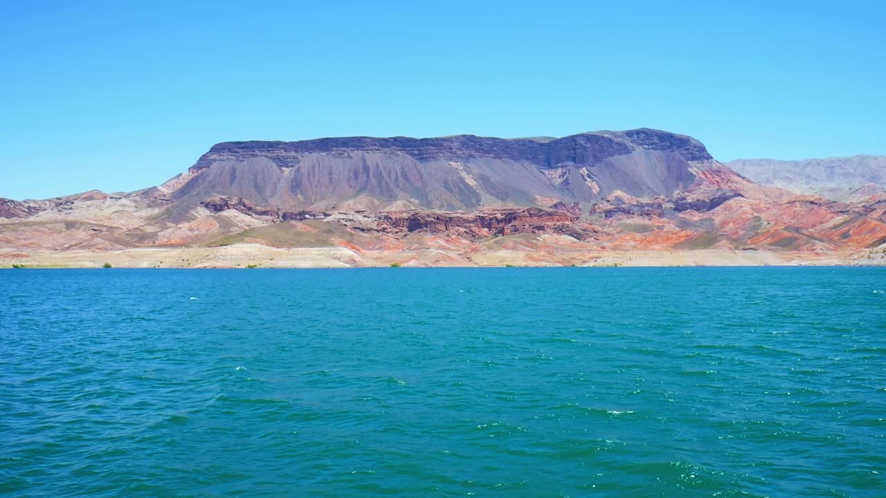 Panning shot of bathtub ring clearly visable on rocks and mountain sides around Lake Mead
