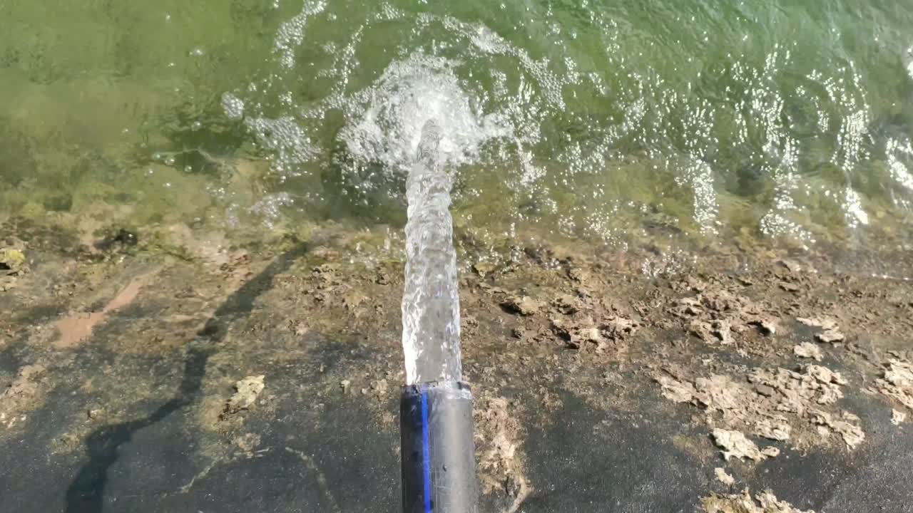 Acqua proveniente da un pozzo artesiano tramite motopompa e immagazzinata in una vasca per irrigare le colture.