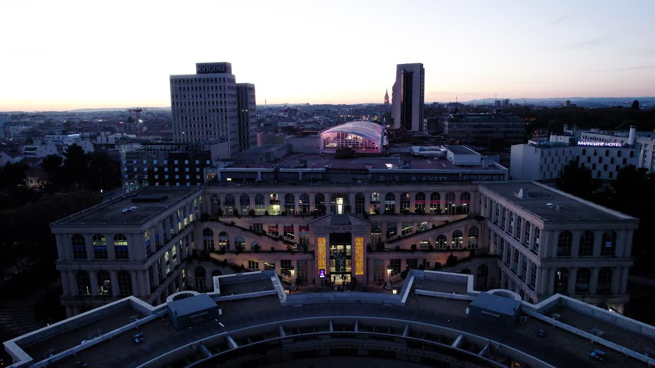 atristique temporaire 구역의 본관 위로 기울어진 공중 돌리