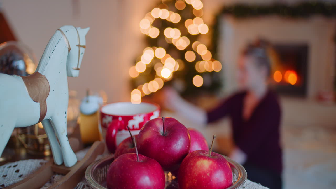 집에서 테이블에 장난감 말에 의해 신선한 사과