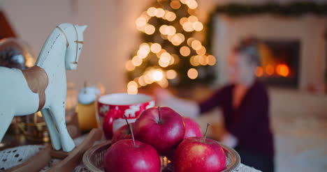 Manzanas-Frescas-Por-Caballo-De-Juguete-En-La-Mesa-En-Casa