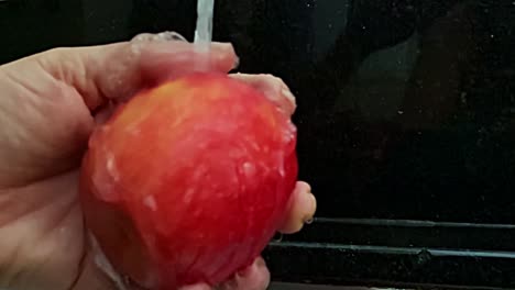 seguridad alimentaria, saneamiento, frutas deliciosas y brillantes sin pelar, cámara lenta