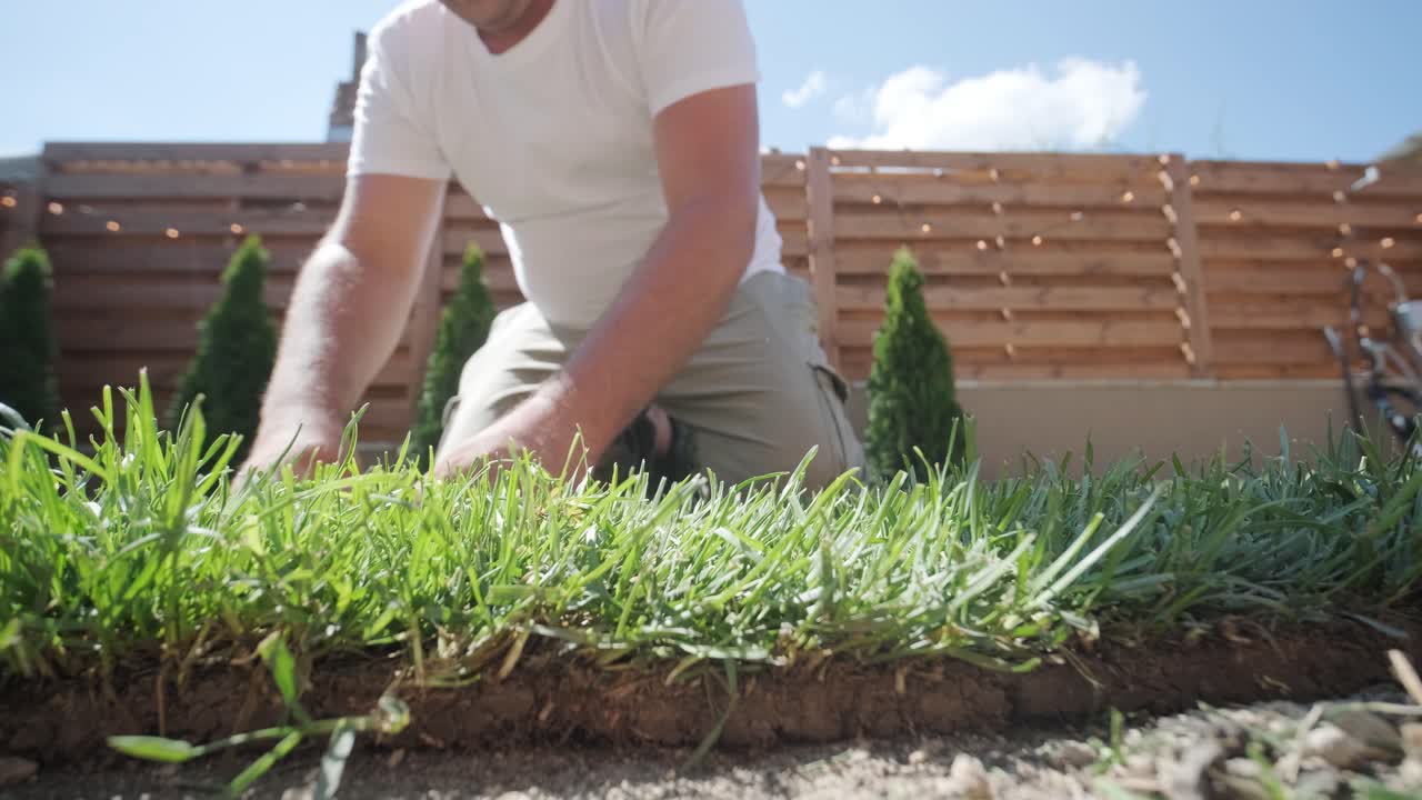 정원사 가 자연 잔디 잔디 를 굴러 놓고 있다