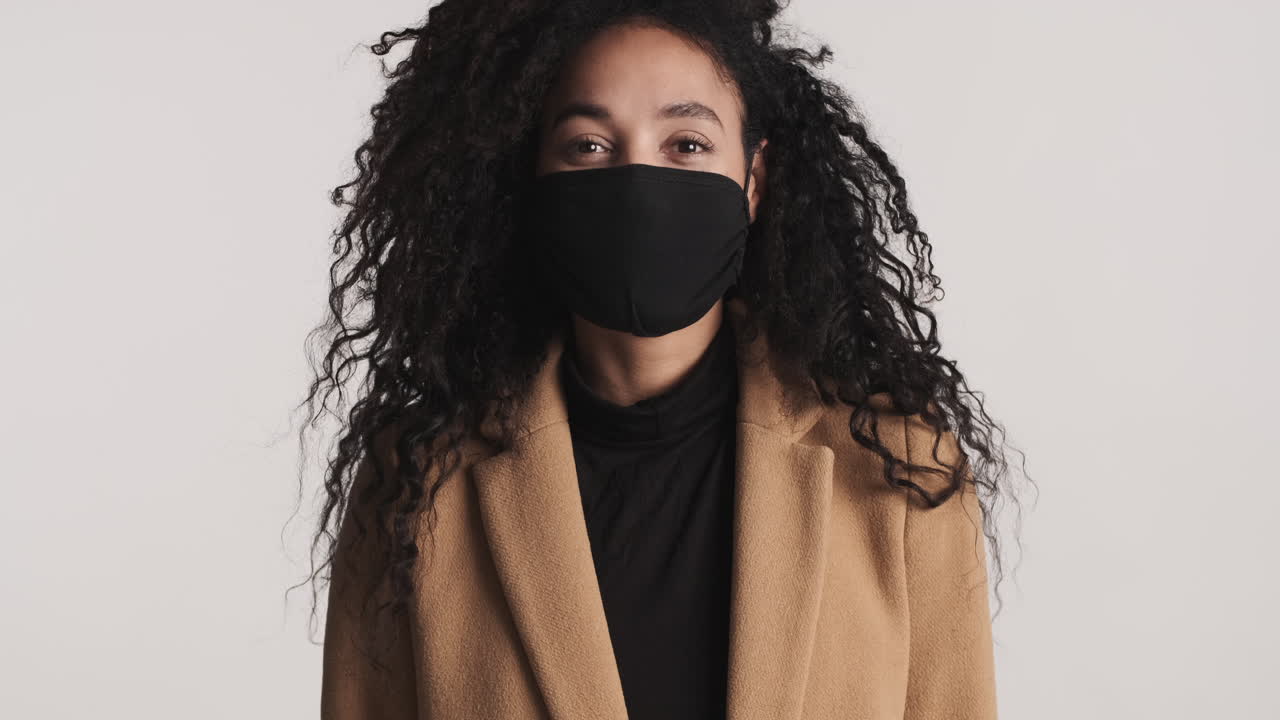 아프리카계 미국인 여성이 카메라를 보고 있습니다.