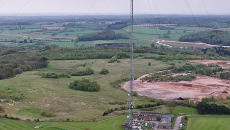 Aufsteigende-Drohne,-Antenne-Lichfield-Sendestation-Hopwas-Hill-Tamworth-Uk