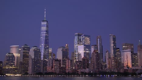 Weitwinkel-Handaufnahme-Der-Skyline-Von-New-York-Bei-Sonnenuntergang-Von-Einem-Boot-Auf-Dem-Hudson-River-Aus