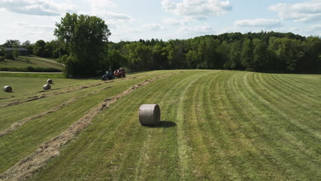 Feld-Der-Runden-Heuballen---Radtraktormaschine,-Die-Heustroh-Ballt