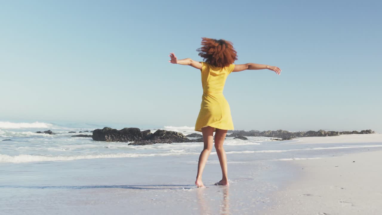 mujer afroamericana disfrutando de la playa