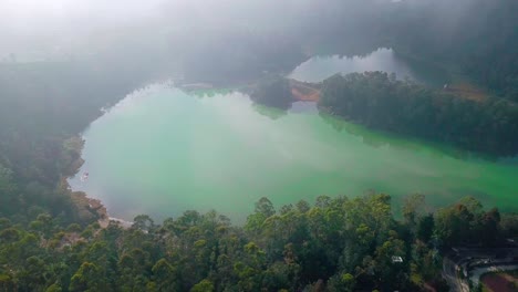 印尼泰拉加卡拉湖 (telaga karan) 的空中鸟类眼镜, 覆盖着雾和云, 周围是深层雨林山脉