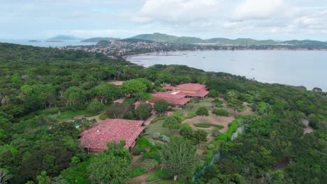 Aerial-establishing-shot-of-Private-villa-in-Búzios-Landscape-in-background,-Brazil