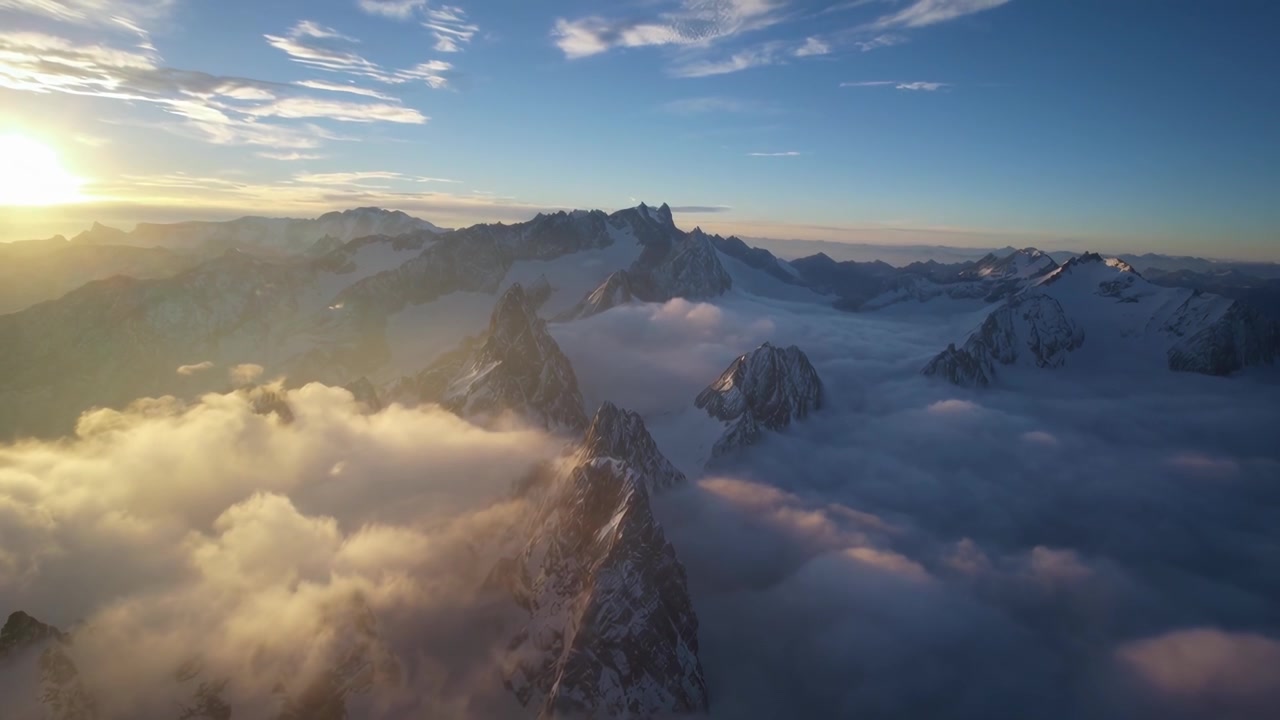 Pemandangan Pegunungan Alpen yang Megah dengan Awan Keemasan dan Puncak Bersalju