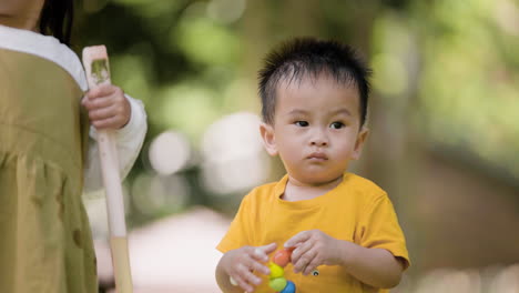 Niños-Jugando-En-El-Parque