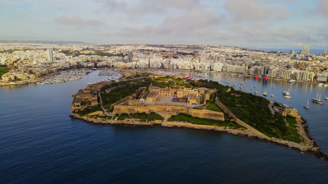 Ampia ripresa aerea dell’isola di Manoel e del Forte Manoel, circondati dal porto di Marsamxett a Malta