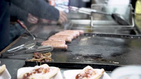 Sirviendo-Deliciosos-Perritos-Calientes-En-Las-Calles-De-San-Miguel-De-Allende