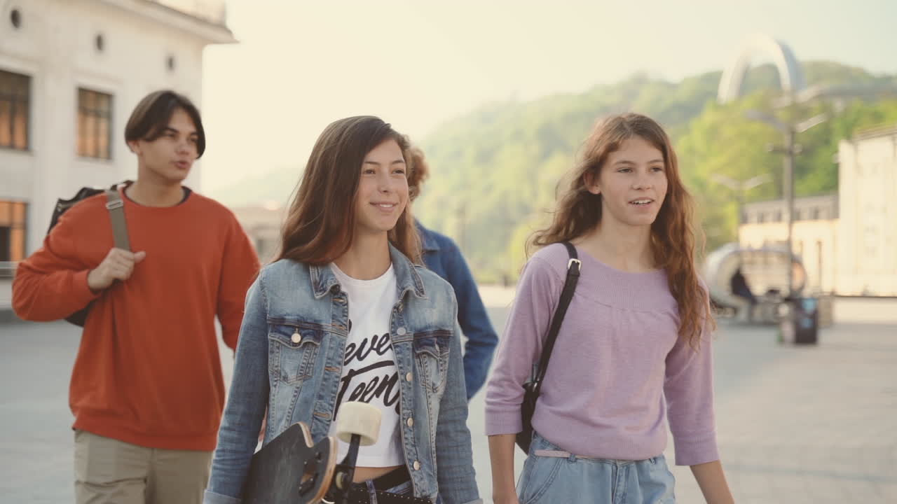 женщина в банной веревке с полотенцем на голове открывает кран, чтобы наполнить ванну