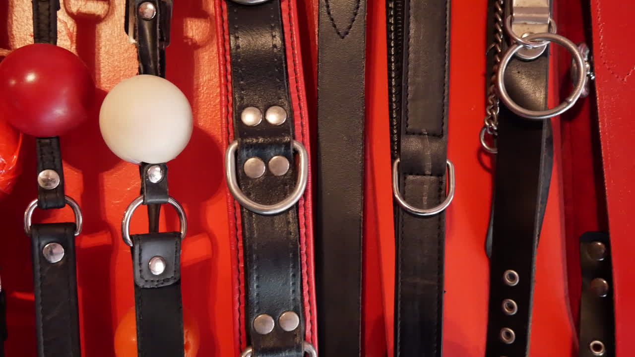 sala de equipos de bondgage bdsm, mordazas y máscaras