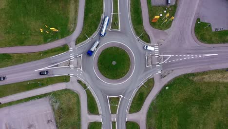 vista de arriba hacia abajo sobre la intersección de tráfico con carreteras y una rotonda