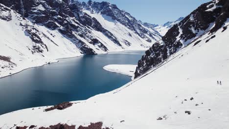 laguna prístina en medio de las montañas de los andes cerca de la estación de esquí de portillo en chile, sudamérica