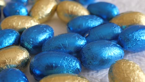 Huevos-De-Pascua,-Chocolate-En-Colores-Azul-Y-Amarillo-De-La-Bandera-De-Ucrania