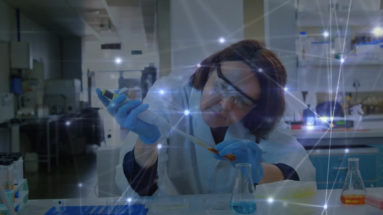 animación de puntos conectados sobre una científica caucásica que transfiere una muestra de líquido