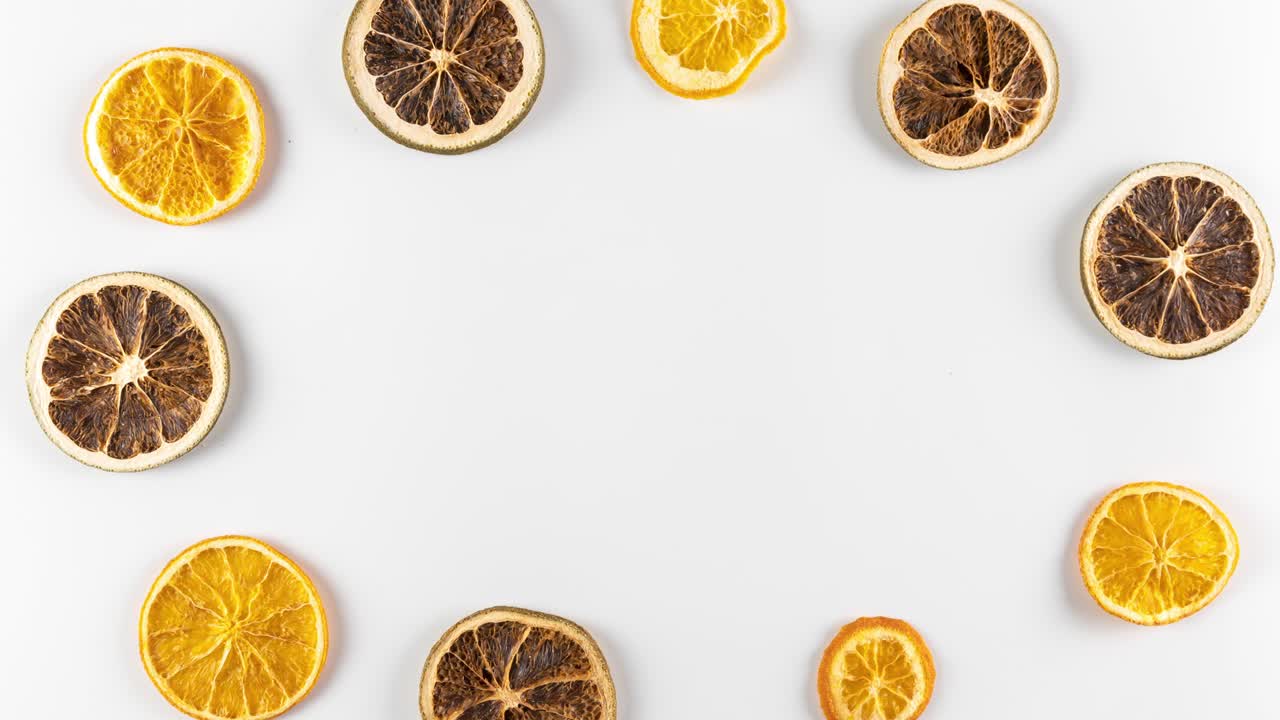 creatividad y brillante composición minimalista plana con limas y limones cortados en fondo blanco, cítricos haciendo un marco, moviéndose y girando, concepto de comida de alimentación saludable y dieta