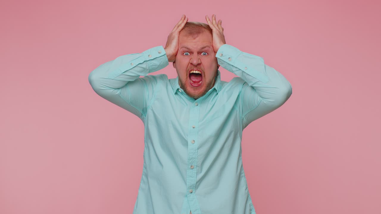 스트레스, 긴장, 문제로 인해 비명을 지르는 사람은 공포, 절망, 두려움, 놀라움, 충격을 느끼고 분노를 표현합니다.