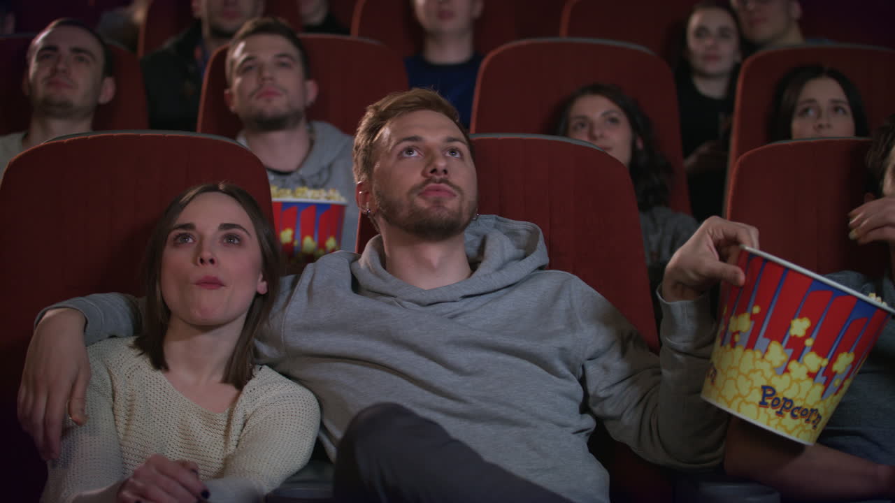 pareja de amor abrazándose en el cine. amigos del cine disfrutan de la película